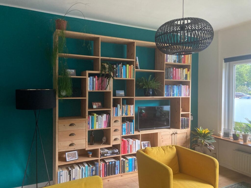 Wandkast Boekenkast gemaakt door Barelds Houtbewerking.