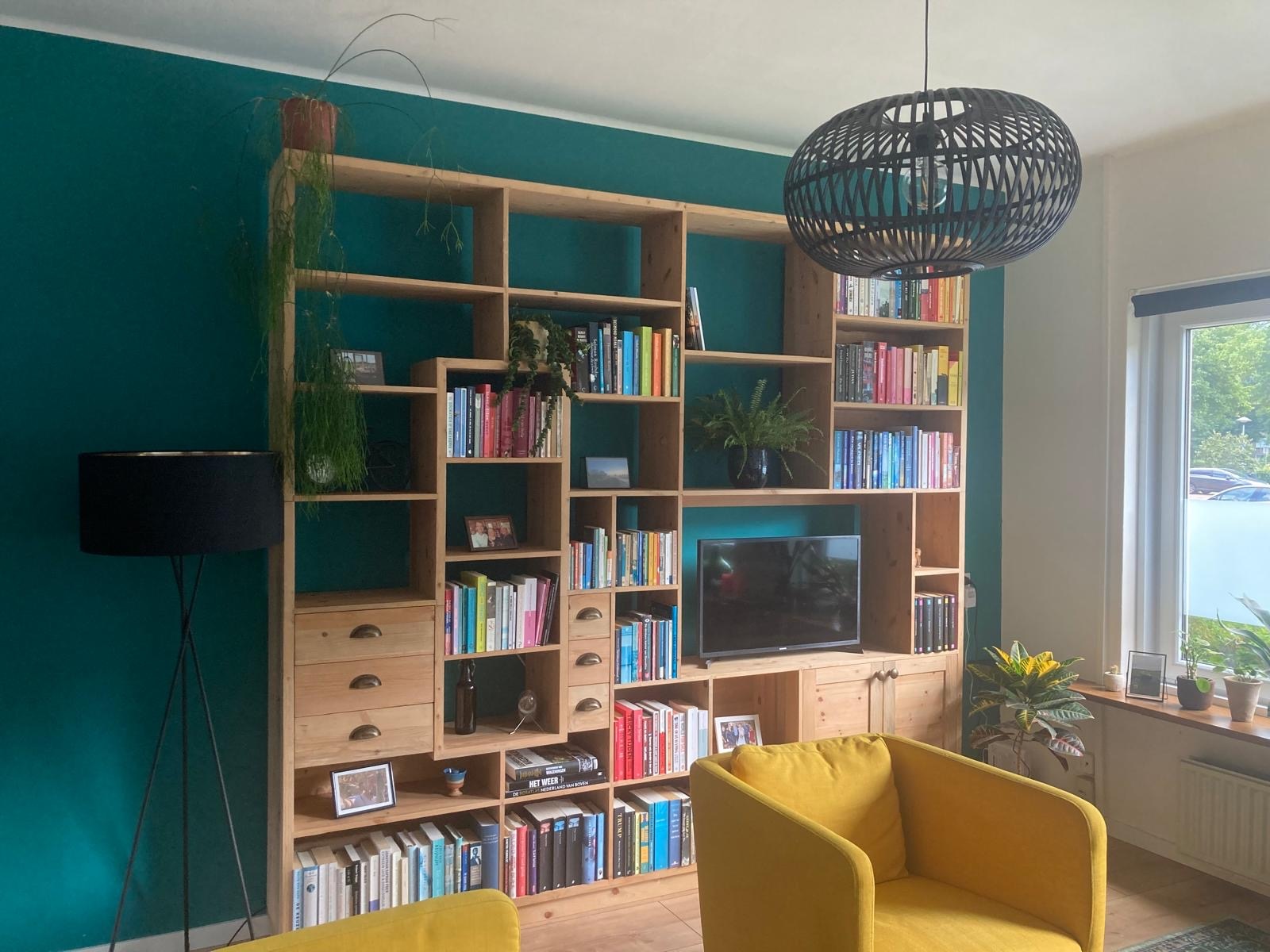 maatwerk wandkast met open vakken en tv-meubel in woonkamer
