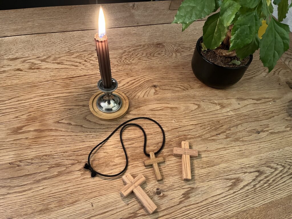 kruis, hanger, giveaway gemaakt door Barelds Houtbewerking.