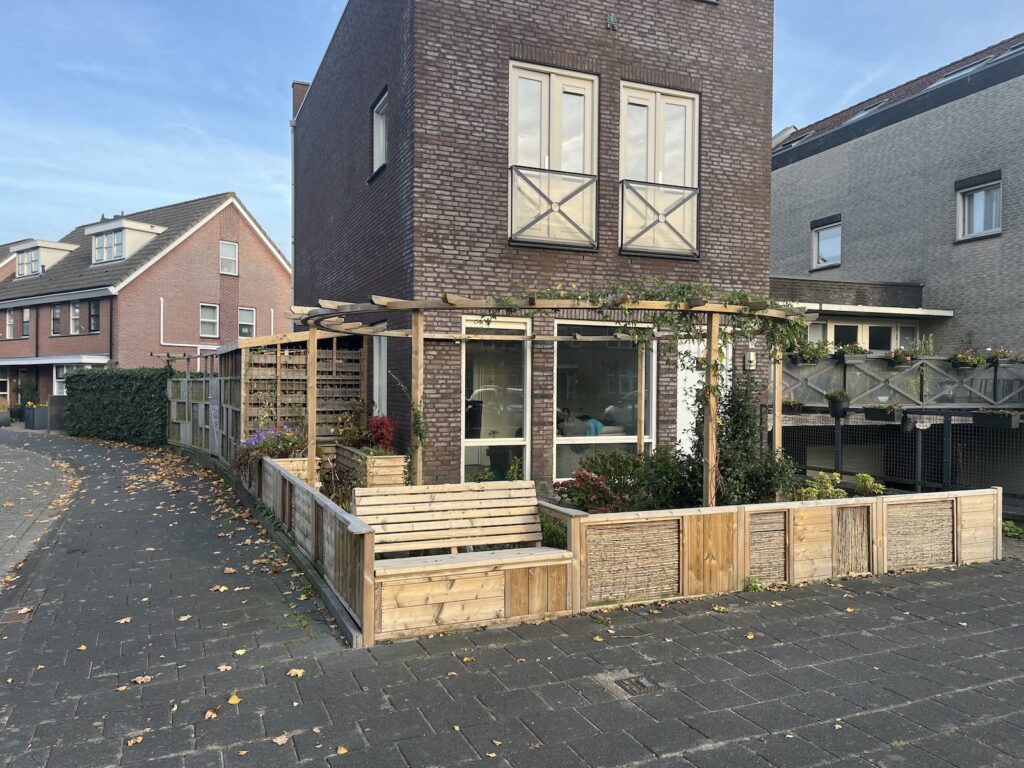pergola rond cirkel bank tuinafscheiding gemaakt door Barelds Houtbewerking.